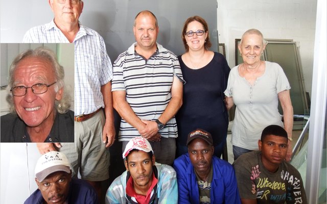 Agter vlnr is die nuwe eienaars van R&R Aluminium, Chris Yong, Heinrich van Rensburg en Maryke van Rensburg, saam met die vorige eienaars Roza en Raymond (inlas) Rabe. Voor is die bestaande personeel, met vlnr Wilfred, Allister, Amos en Edwell. 